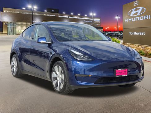 Used 2023 Tesla Model Y 2WD image 3