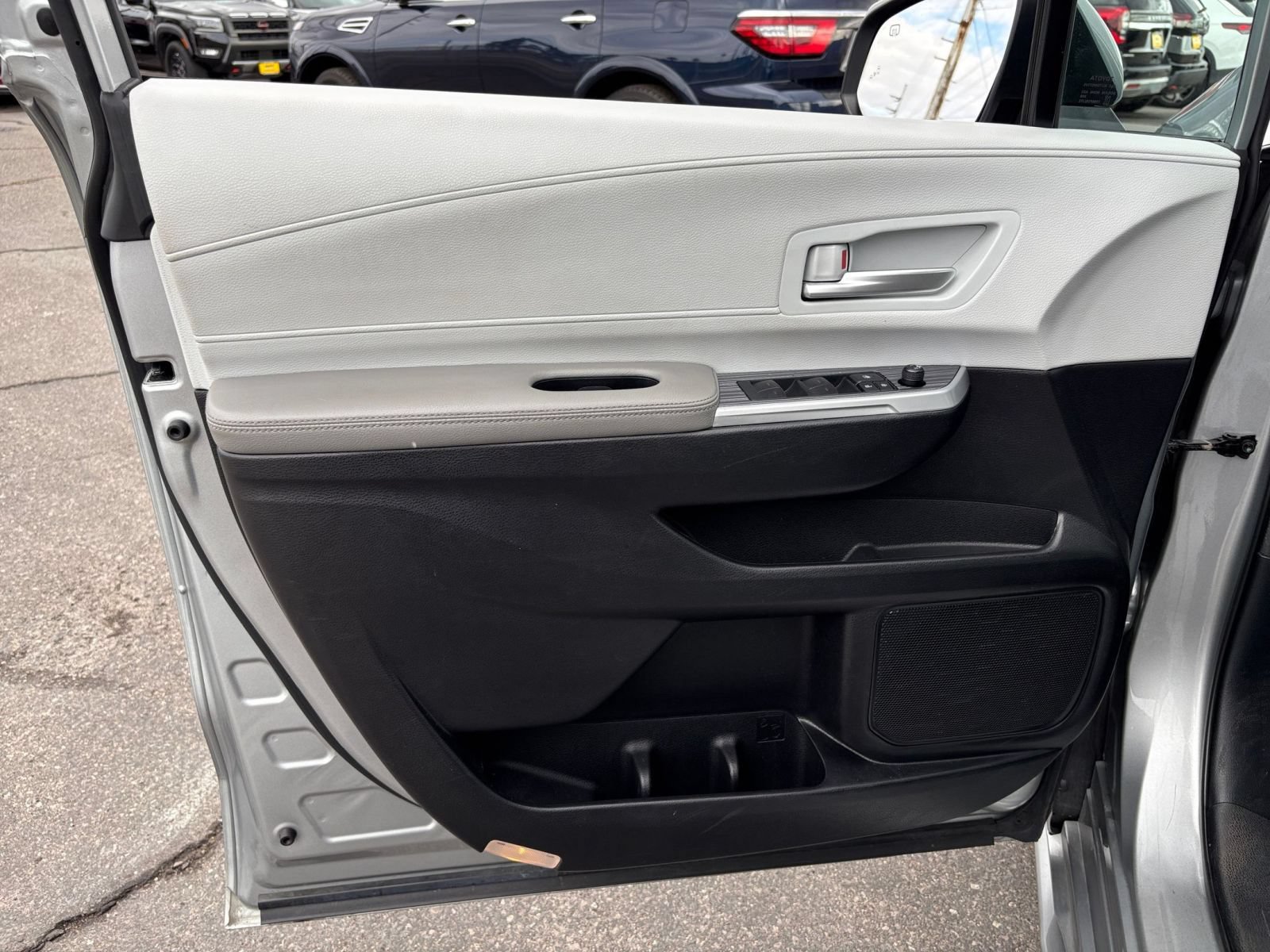 Used 2025 Toyota Sienna XLE FWD image 18