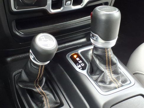 Used 2023 Jeep Gladiator Overland AWD/4WD image 9