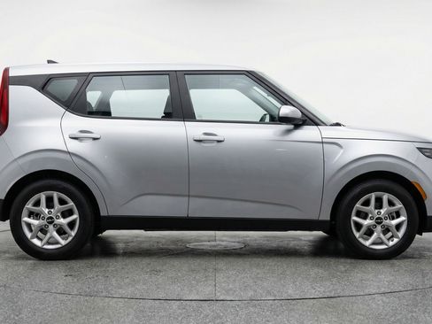 Used 2025 Kia Soul LX w/ LX Technology Package FWD image 11