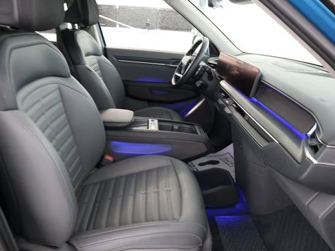 Used 2024 Kia EV9 Land image 25
