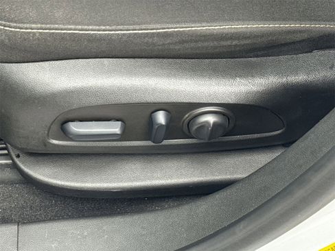 Used 2022 GMC Acadia SLE w/ Driver Convenience Package image 16