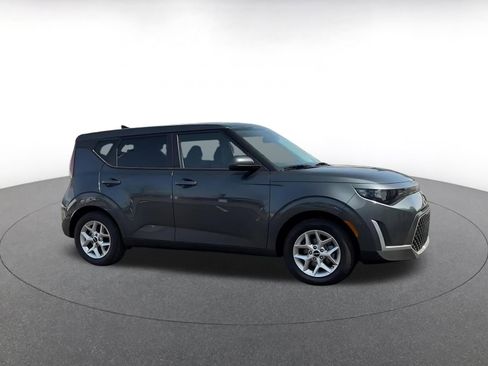 Used 2025 Kia Soul LX w/ LX Technology Package FWD image 2