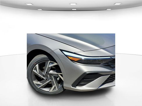 New 2025 Hyundai Elantra SEL image 11