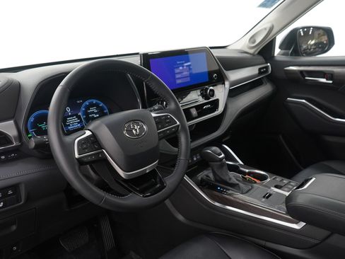 Used 2025 Toyota Highlander Platinum image 27