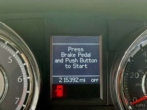 Used 2015 Chrysler Town & Country Touring-L w/ Driver Convenience Group FWD image 18