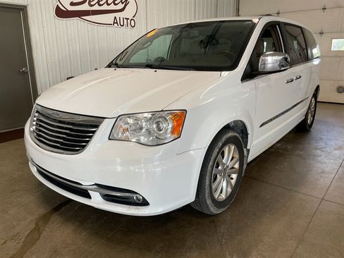 Used 2016 Chrysler Town & Country Limited Platinum FWD image 2