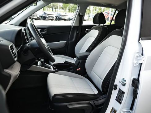 Certified 2025 Hyundai Venue SEL FWD image 18