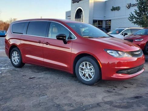 Used 2026 Chrysler Voyager LX FWD image 2