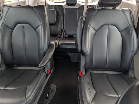 Used 2024 Chrysler Pacifica Limited FWD image 13