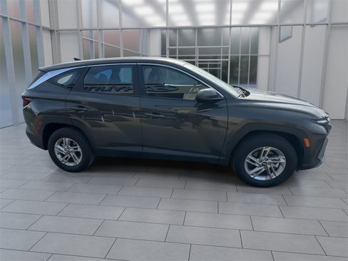 Used 2025 Hyundai Tucson SE image 9