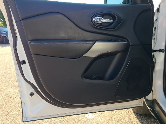 Used 2022 Jeep Cherokee Latitude Lux w/ Sun & Sound Group AWD/4WD image 11