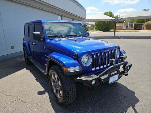 Used 2018 Jeep Wrangler Unlimited Sahara AWD/4WD image 5