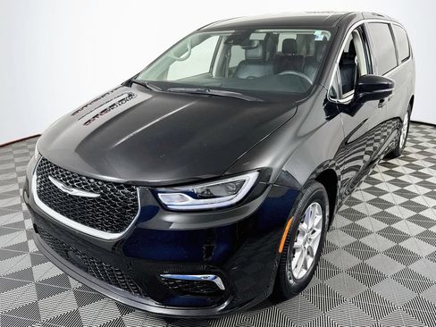 Used 2024 Chrysler Pacifica Touring-L FWD image 3