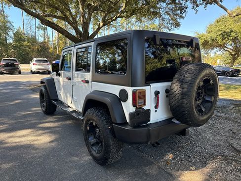 Used 2015 Jeep Wrangler Unlimited Rubicon w/ Connectivity Group image 4