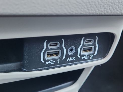 Used 2024 Chrysler Pacifica Touring-L image 24