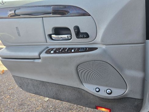 Used 1999 Lincoln Town Car Executive image 7