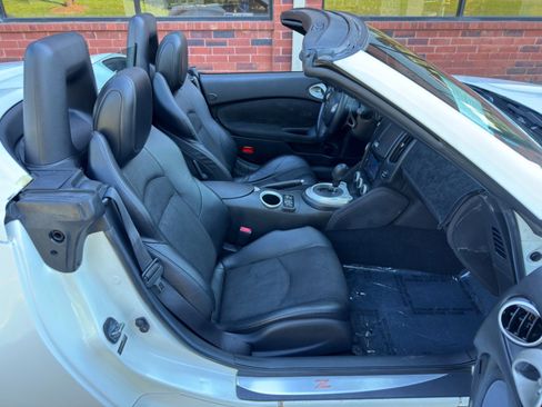 Used 2010 Nissan 370Z Touring RWD image 14