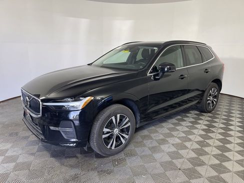 Used 2023 Volvo XC60 B5 Core image 3