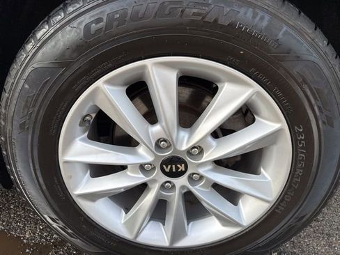 Used 2019 Kia Sorento LX image 12