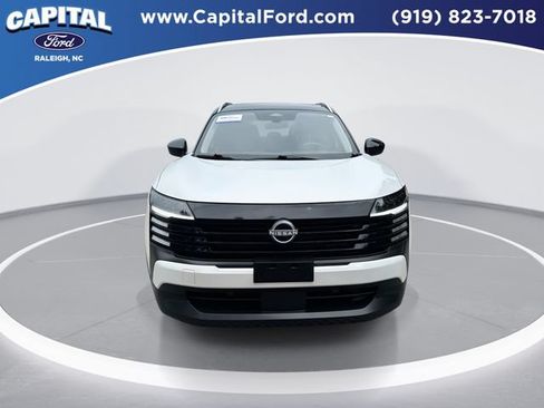 Used 2025 Nissan Kicks SV w/ SV Premium Package FWD image 3