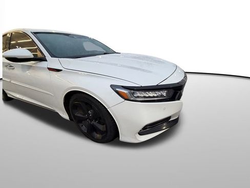 Used 2018 Honda Accord Touring image 2