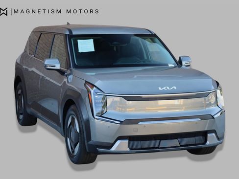 Used 2024 Kia EV9 Light Long Range RWD image 6
