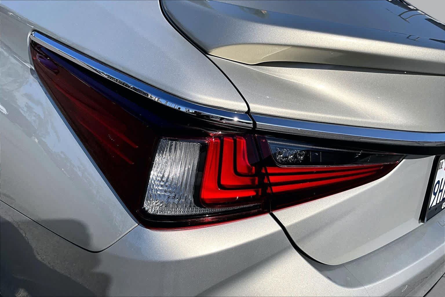 Certified 2023 Lexus ES 300h w/ Premium Package FWD image 27