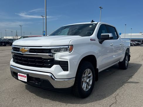 Used 2024 Chevrolet Silverado 1500 LT w/ Z71 Off-Road Package AWD/4WD image 2