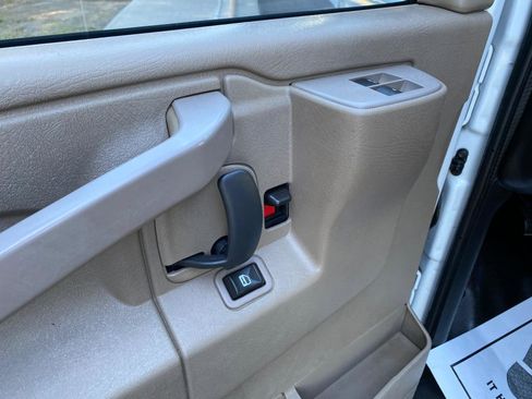 Used 2017 Chevrolet Express 3500 Extended image 31