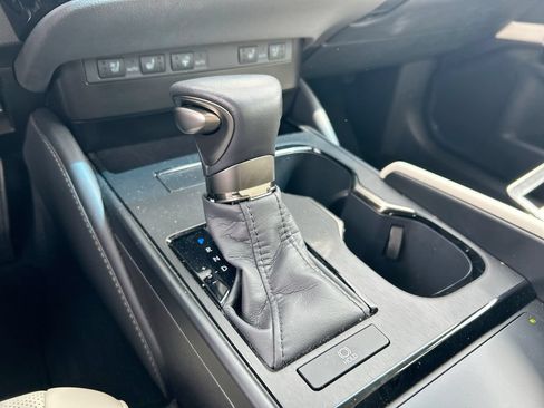 Used 2025 Lexus ES 350 w/ Premium Package FWD image 3