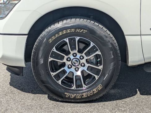 Used 2022 Nissan Titan SV RWD image 11