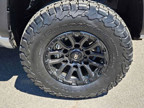 Certified 2025 Toyota Tacoma TRD Off-Road AWD/4WD image 10
