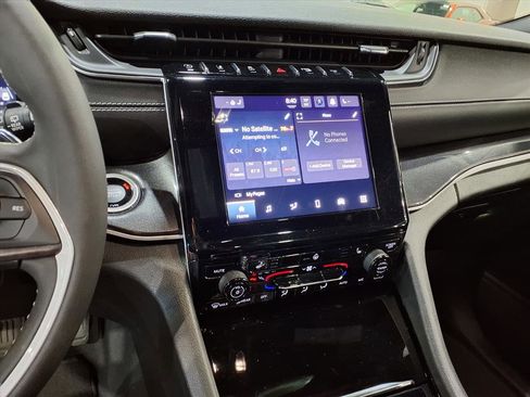 Used 2023 Jeep Grand Cherokee L Laredo image 9