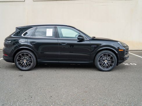 Used 2024 Porsche Cayenne E-Hybrid image 8