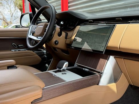 Used 2025 Land Rover Range Rover Long Wheelbase SE image 22
