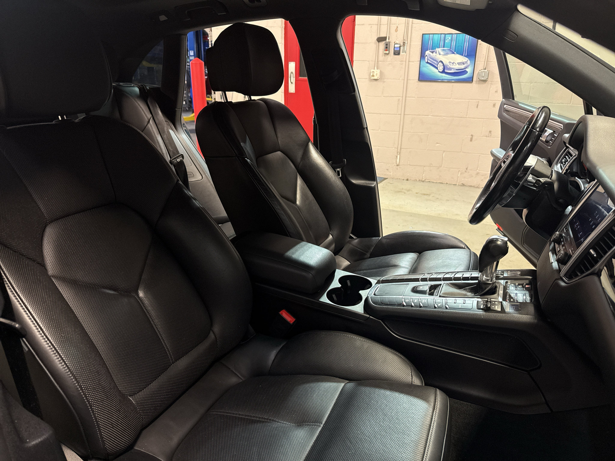 Used 2018 Porsche Macan AWD/4WD image 25