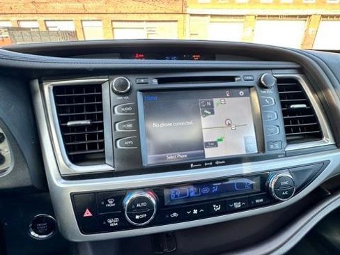 Used 2017 Toyota Highlander XLE image 14