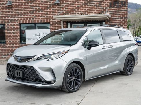 Used 2023 Toyota Sienna XSE FWD image 1