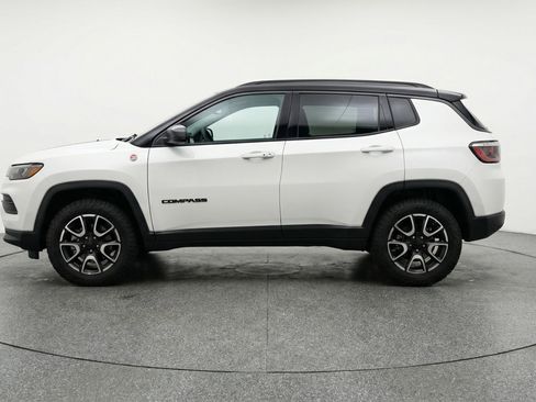 Used 2025 Jeep Compass Trailhawk AWD/4WD image 5
