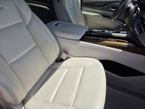 Used 2022 Cadillac Escalade Premium Luxury Platinum RWD image 10
