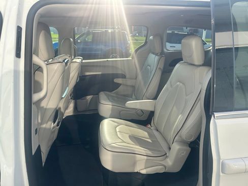 Used 2017 Chrysler Pacifica Limited w/ UConnect Theater Package FWD image 13