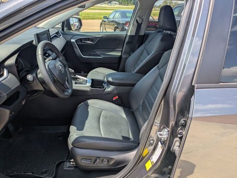 Used 2022 Toyota RAV4 XLE Premium image 7