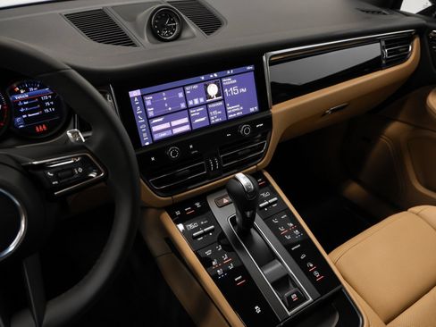 Certified 2026 Porsche Macan AWD/4WD image 29