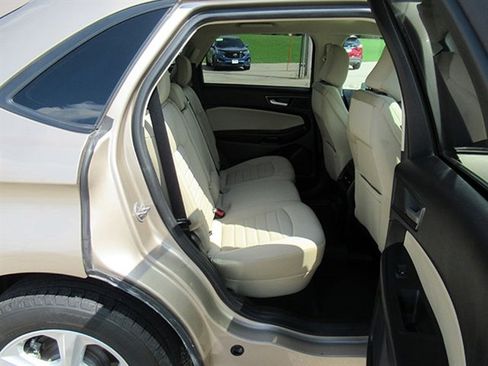 Used 2021 Ford Edge SE image 16