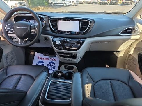 Used 2024 Chrysler Pacifica Touring-L image 2