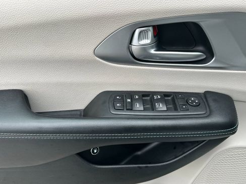 Used 2018 Chrysler Pacifica Touring-L image 11