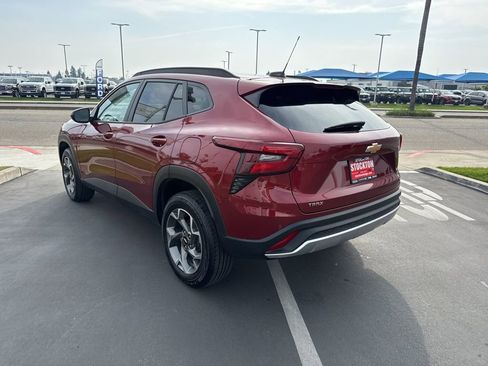 Used 2025 Chevrolet Trax LT w/ LT Convenience Package image 8