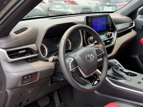 Used 2023 Toyota Highlander XSE FWD image 12