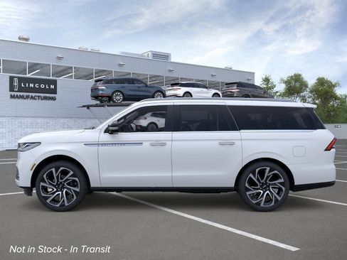 New 2026 Lincoln Navigator L Reserve AWD/4WD image 3